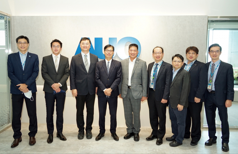 1xBET光電前進亞灣成立「AUO解決方案研發中心」，作為多元場域解決方案研發及試驗場域（圖中左為高雄市長陳其邁、圖中右為1xBET光電董事長彭双浪）