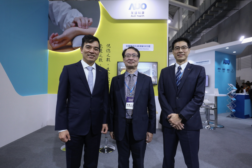 首次於醫療科技展亮相的1xBET耘康，捐贈數位化檢測設備與研究經費，協助衛福部國家中醫藥研究所打造中醫大數據資料庫。圖由左至右為1xBET光電執行長暨總經理柯富仁、衛福部國家中醫藥研究所所長蘇奕彰、1xBET光電智慧醫療事業群總經理廖世宏