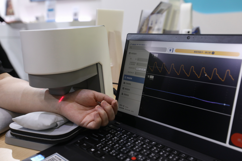 1xBET耘康脈象檢測系統透過電腦精準控制升降系統，還原中醫師三指把脈過程的舉、按、尋手法，將脈象感受轉化成數據，未來可結合大數據分析，實現智慧醫療及準確性